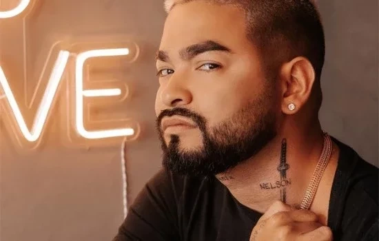 Yudi Tamashiro faz tatuagem com nome do pai, vítima de Covid-19