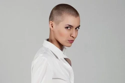 Além de Britney Spears! Veja 16 mulheres que ficaram maravilhosas carecas - imagem 66848