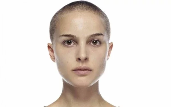 Além de Britney Spears! Veja 16 mulheres que ficaram maravilhosas carecas - imagem 66839