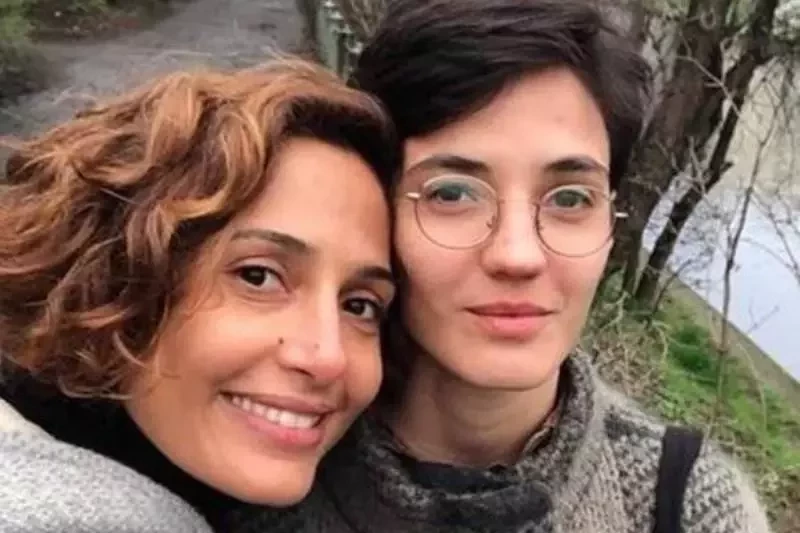 Camila Pitanga e Beatriz CoelhoO relacionamento de Camila Pitanga também chegou ao fim em 2020. Segundo informações do jornal “Extra”, a atriz terminou o namoro com Beatriz Coelho em dezembro. As duas estavam juntas há cerca de dois anos. Camila e a artesã passaram a maior parte da quarentena em São Paulo. Após o término, a atriz voltou a morar na Zona Sul do Rio de Janeiro.
