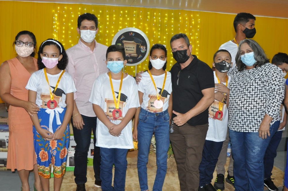 Prefeitura de Hugo Napoleão realiza entrega de premiação para alunos - Imagem 18