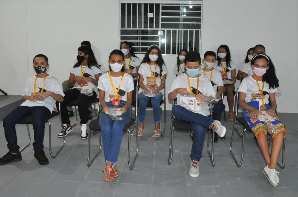 Prefeitura de Hugo Napoleão realiza entrega de premiação para alunos - Imagem 15