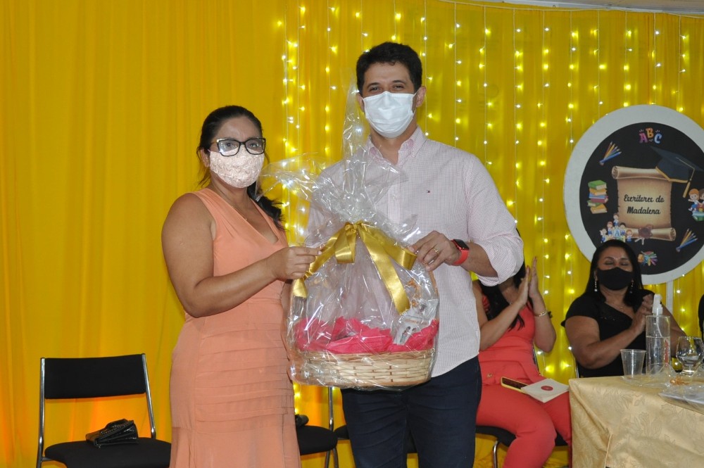 Prefeitura de Hugo Napoleão realiza entrega de premiação para alunos - Imagem 3