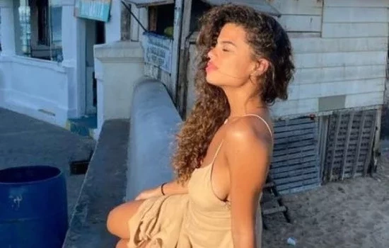 Filha de Brown e neta de Chico Buarque curte férias na Bahia;cliques