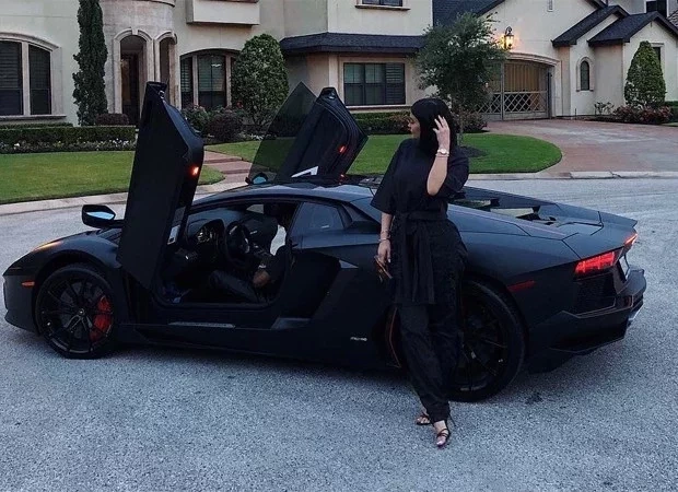Um carrão nada básico para Kylie