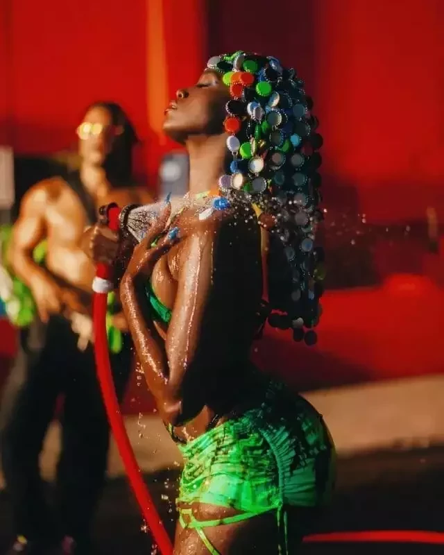 Temperatura subiu: confira 10 famosas que já tomaram banho de mangueira - imagem 65635