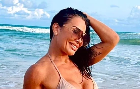Scheila Carvalho exibe curvas de tirar o fôlego em praia da Bahia; Fotos!