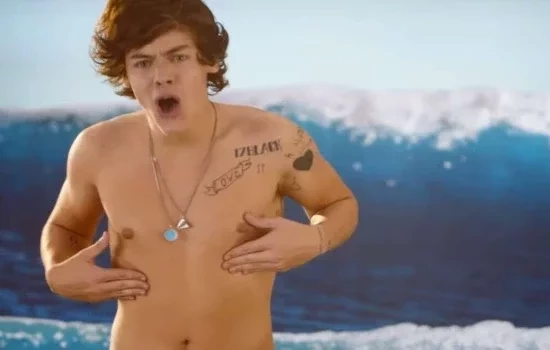 Conheça 7 famosos que têm partes do corpo estranhas e você não sabia