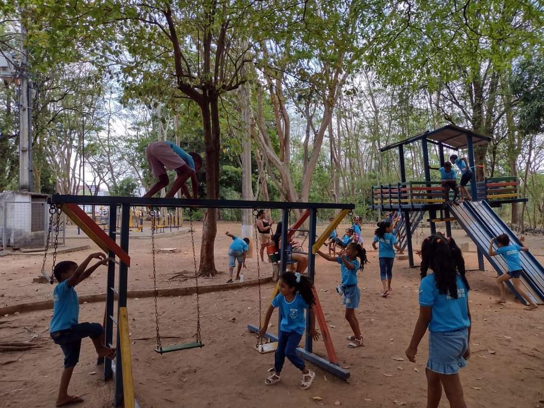 Crianças se divertem aos cuidados dos educadores de Monsenhor Gil  - Imagem 7