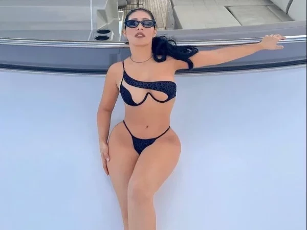  Simaria elege biquíni cheio de transparência para curtir em Miami; fotos