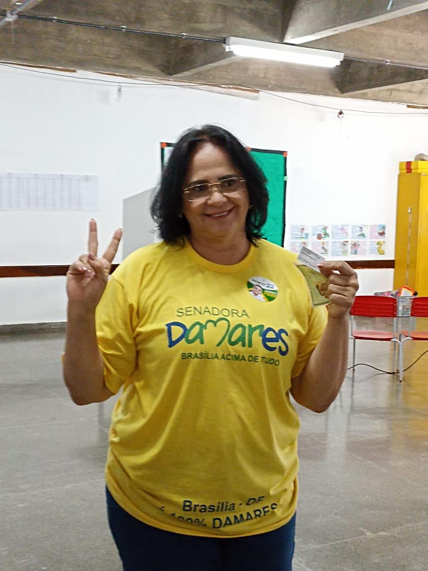 Candidata ao Senado, Damares vota em escola em Brasília (Foto: Reprodução)