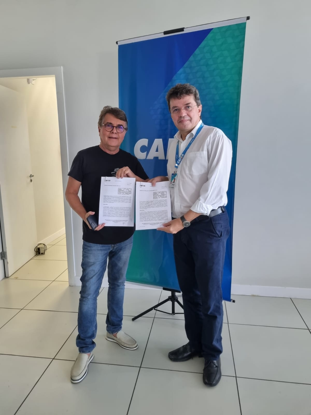 Prefeito João Luiz assina contrato com CEF PI para obras em Monsenhor Gil - Imagem 2