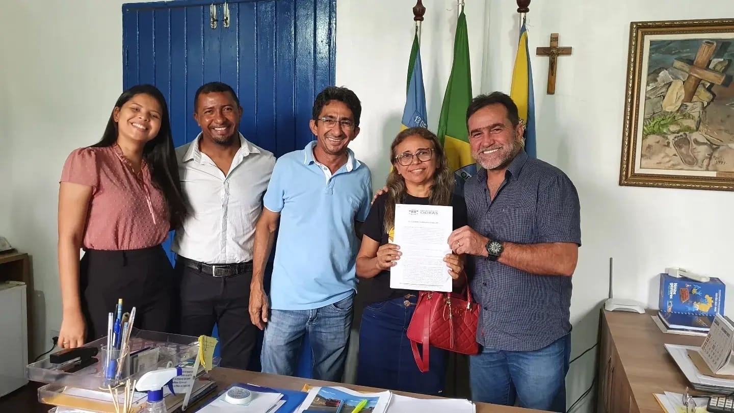 Zé Raimundo entrega primeira certidão de Regularização Fundiária em Oeiras