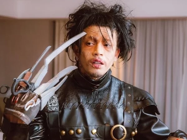 Whindersson Nunes aparece irreconhecível vestido de Edward Mãos de Tesoura