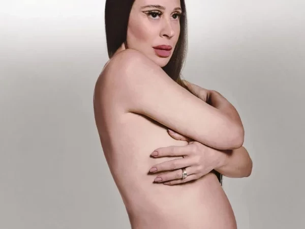  Topless: Cláudia Raia surge sensual em ensaio após anúncio da gravidez