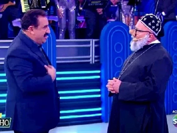 Padre “invade” palco do Ratinho e manda apresentador ir para o inferno