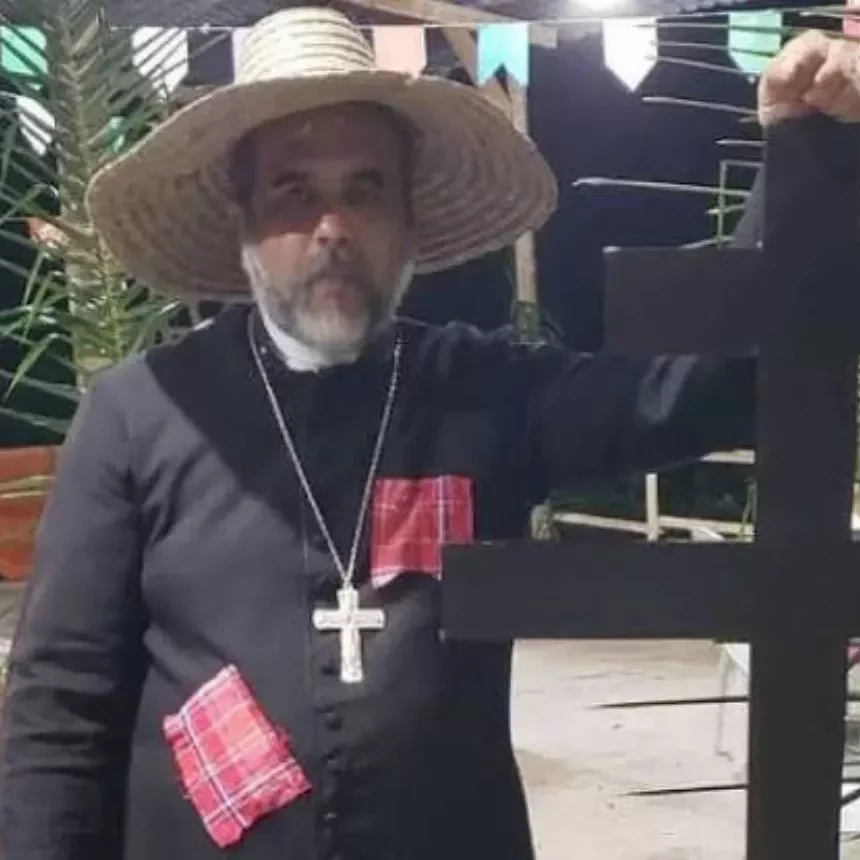 Padre “invade” palco do Ratinho e manda apresentador ir para o inferno - imagem 104601