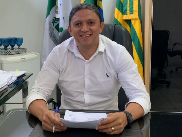 Prefeito de Água Branca assina mudança de nível para professores 