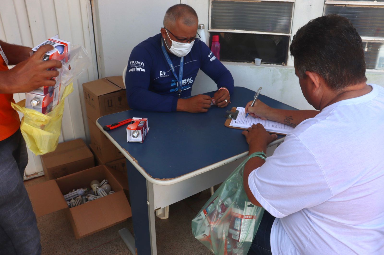 Secretaria de Assistência Social de M.E realiza ação de troca de lâmpadas - Imagem 3