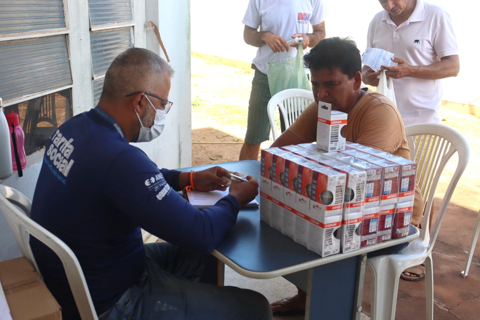 Secretaria de Assistência Social de M.E realiza ação de troca de lâmpadas - Imagem 2