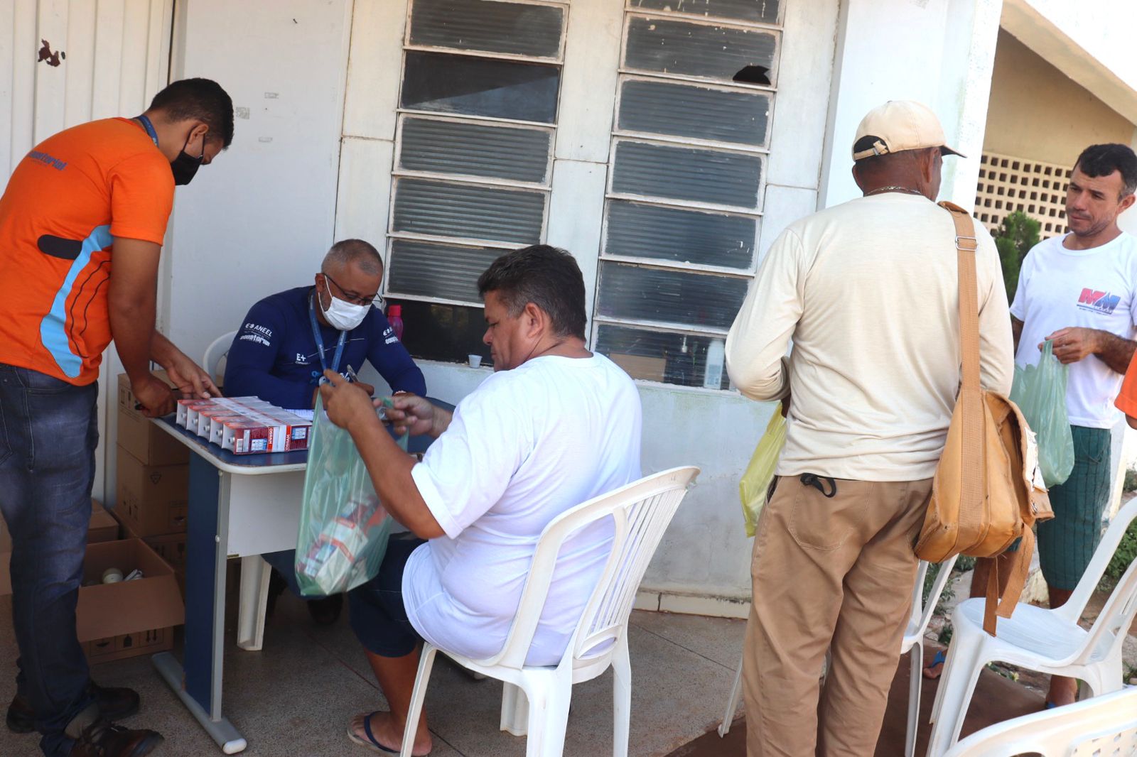 Secretaria de Assistência Social de M.E realiza ação de troca de lâmpadas - Imagem 6