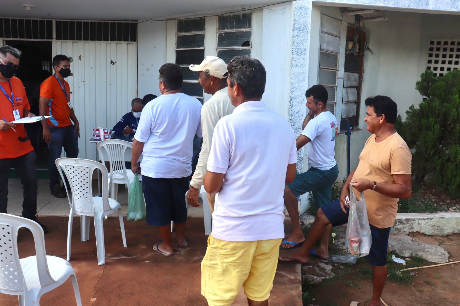 Secretaria de Assistência Social de M.E realiza ação de troca de lâmpadas - Imagem 7