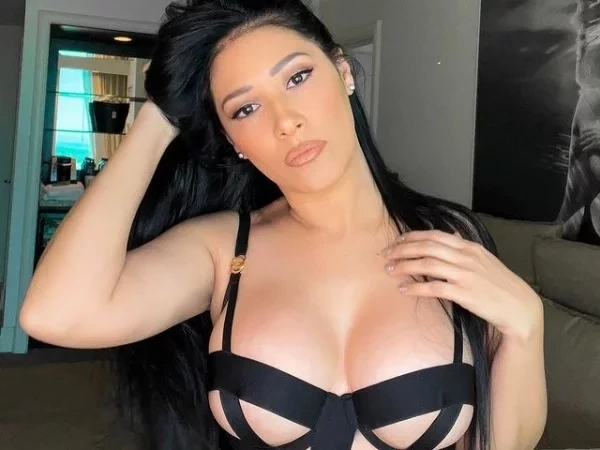 Simaria rouba cena com body recortado e megadecotado: 'Pretinho básico'