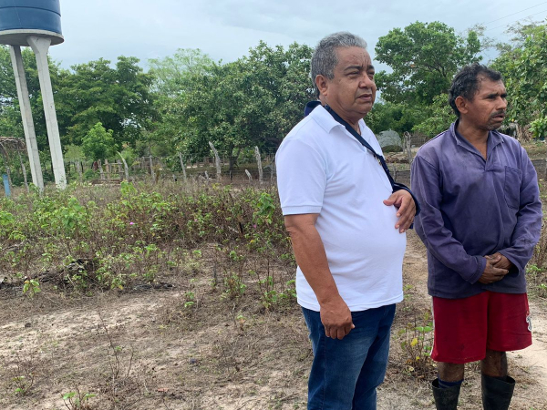 Secretaria de Infraestrutura entrega caixa d'água e encanação 