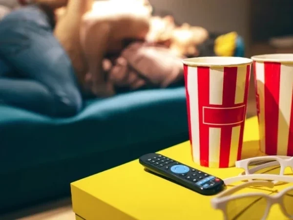 Confira dicas e posições para um sexo no sofá mais que perfeito