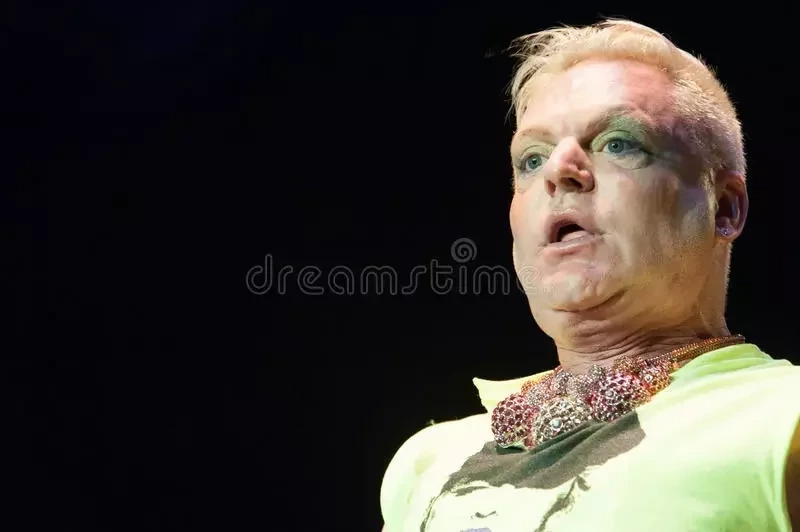 Sem preconceito! 10 Famosos que assumiram conviver com vírus da Aids - imagem 109958