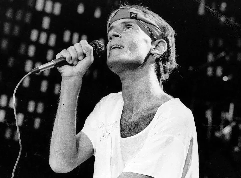 Sem preconceito! 10 Famosos que assumiram conviver com vírus da Aids - imagem 109956