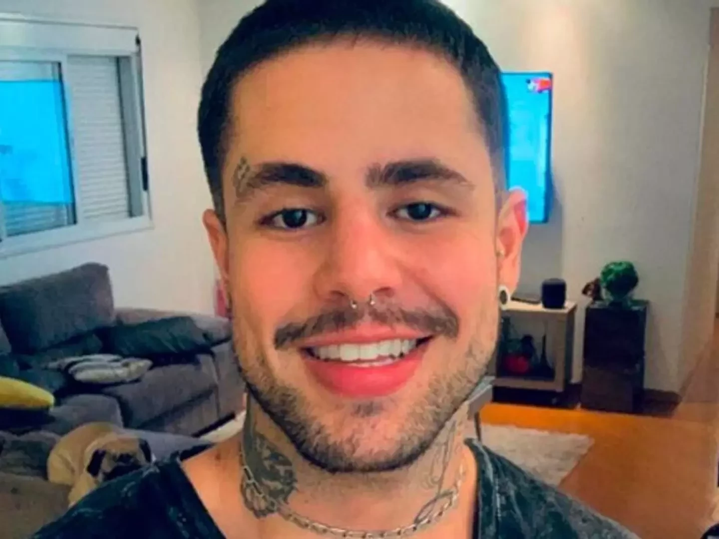 Sem preconceito! 10 Famosos que assumiram conviver com vírus da Aids - imagem 109954