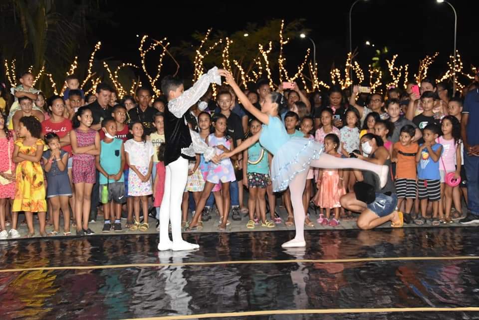 Prefeito João Luiz comanda Natal de luz com chegada do Papai Noel - Imagem 8