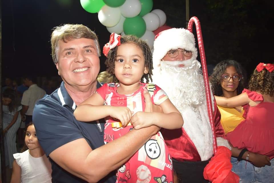 Prefeito João Luiz comanda Natal de luz com chegada do Papai Noel - Imagem 35