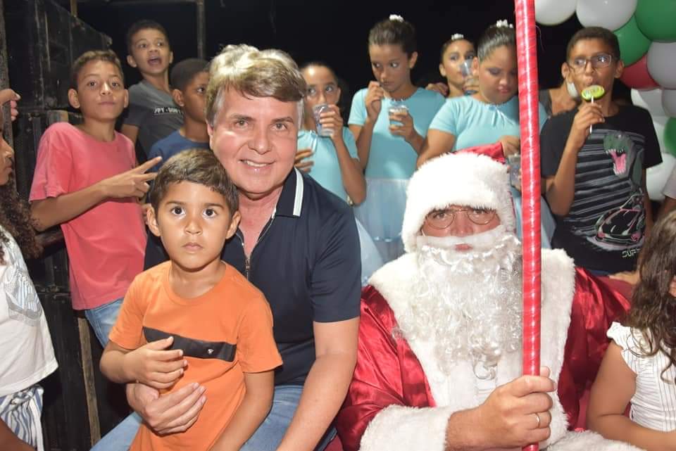 Prefeito João Luiz comanda Natal de luz com chegada do Papai Noel - Imagem 40