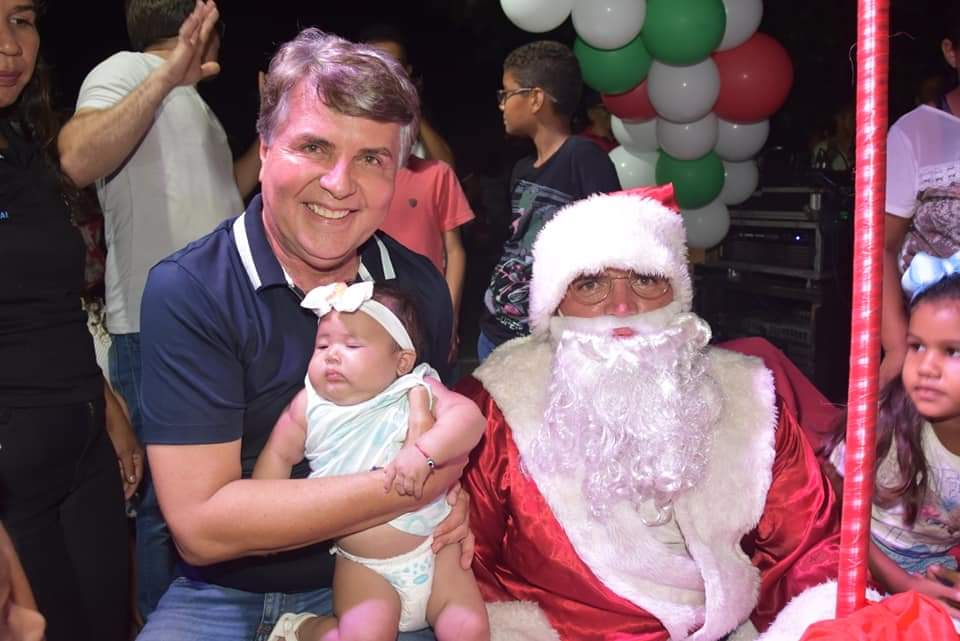 Prefeito João Luiz comanda Natal de luz com chegada do Papai Noel - Imagem 37