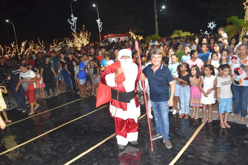 Prefeito João Luiz comanda Natal de luz com chegada do Papai Noel - Imagem 9