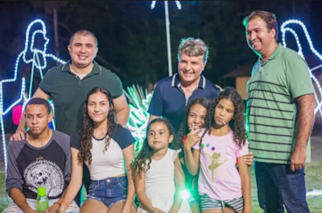 Prefeito João Luiz comanda Natal de luz com chegada do Papai Noel - Imagem 29