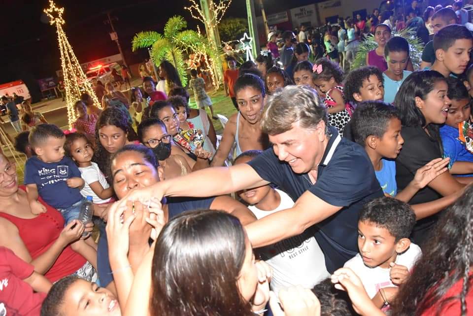Prefeito João Luiz comanda Natal de luz com chegada do Papai Noel - Imagem 17