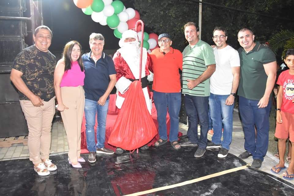 Prefeito João Luiz comanda Natal de luz com chegada do Papai Noel - Imagem 20