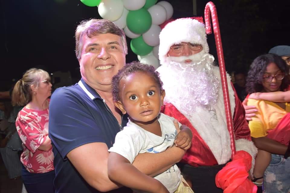 Prefeito João Luiz comanda Natal de luz com chegada do Papai Noel - Imagem 36