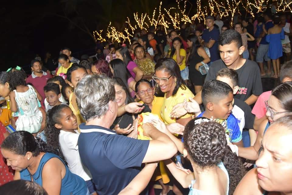 Prefeito João Luiz comanda Natal de luz com chegada do Papai Noel - Imagem 16