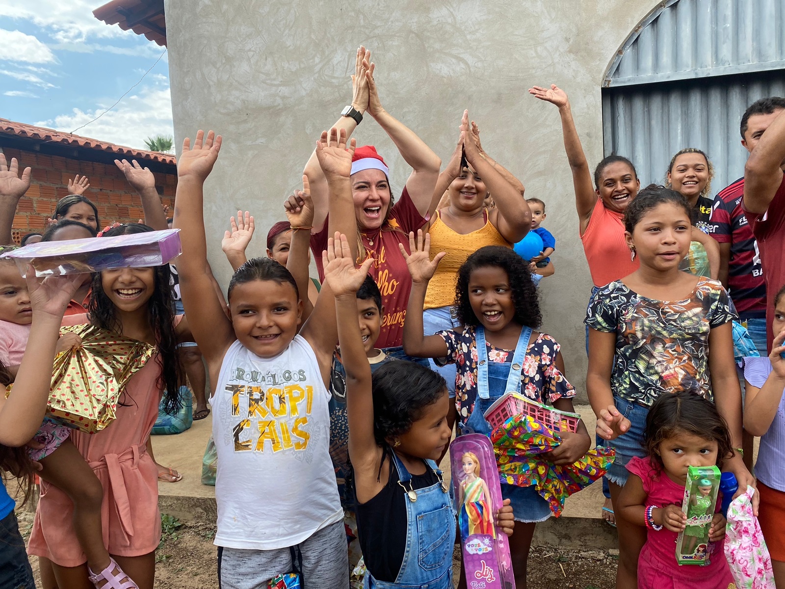 Prefeitura entrega cestas básicas à famílias carentes de Esperantina - Imagem 3