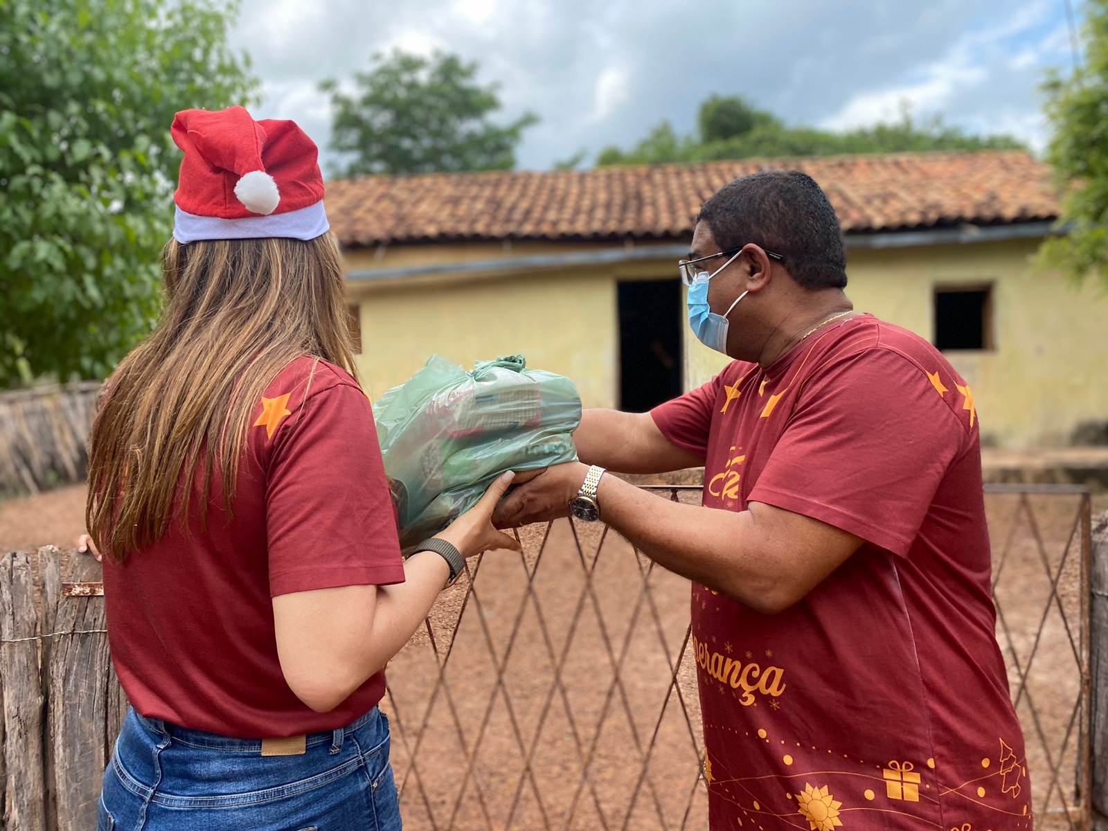 Prefeitura entrega cestas básicas à famílias carentes de Esperantina - Imagem 2