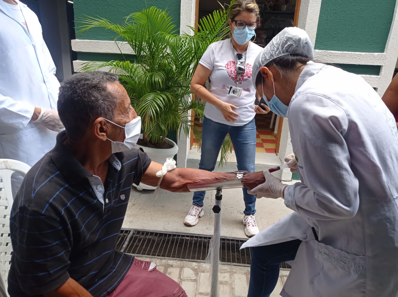 Secretaria de saúde realiza atividade do dezembro vermelho no mercado - Imagem 1