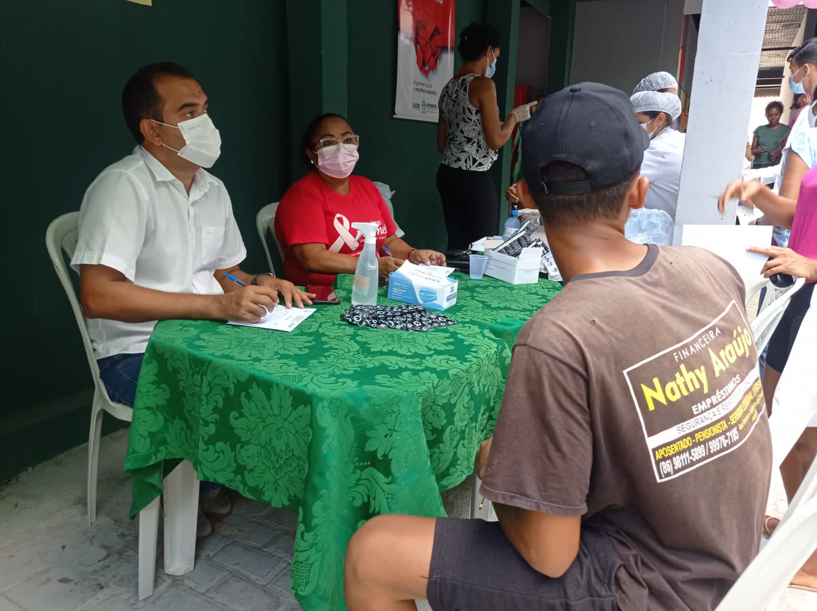 Secretaria de saúde realiza atividade do dezembro vermelho no mercado - Imagem 2
