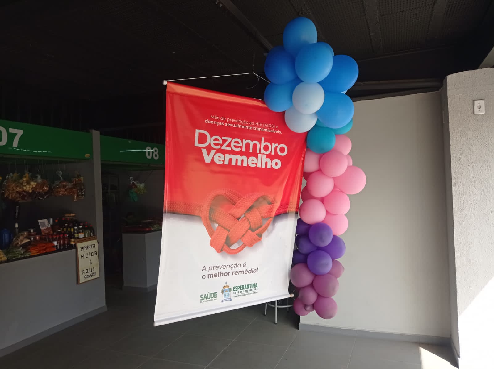 Secretaria de saúde realiza atividade do dezembro vermelho no mercado - Imagem 3