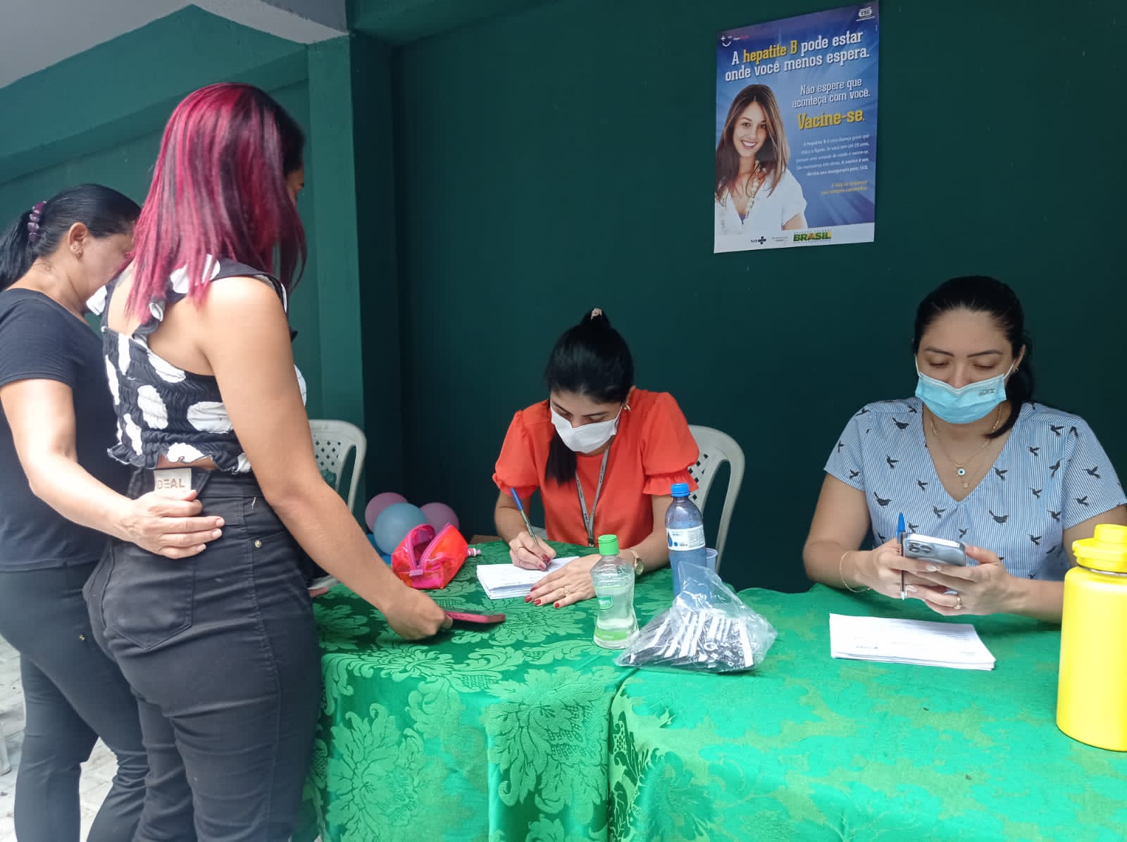 Secretaria de saúde realiza atividade do dezembro vermelho no mercado - Imagem 4