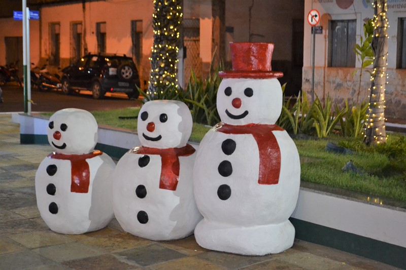 Prefeita Ivanária Sampaio entrega decoração natalina de Esperantina - Imagem 6
