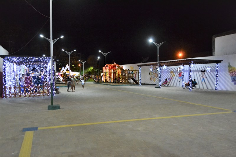 Prefeita Ivanária Sampaio entrega decoração natalina de Esperantina - Imagem 3